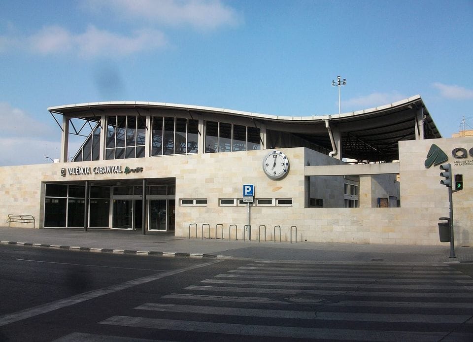 Estación del Cabanyal en Valencia, edificio bajo con marquesina y reloj