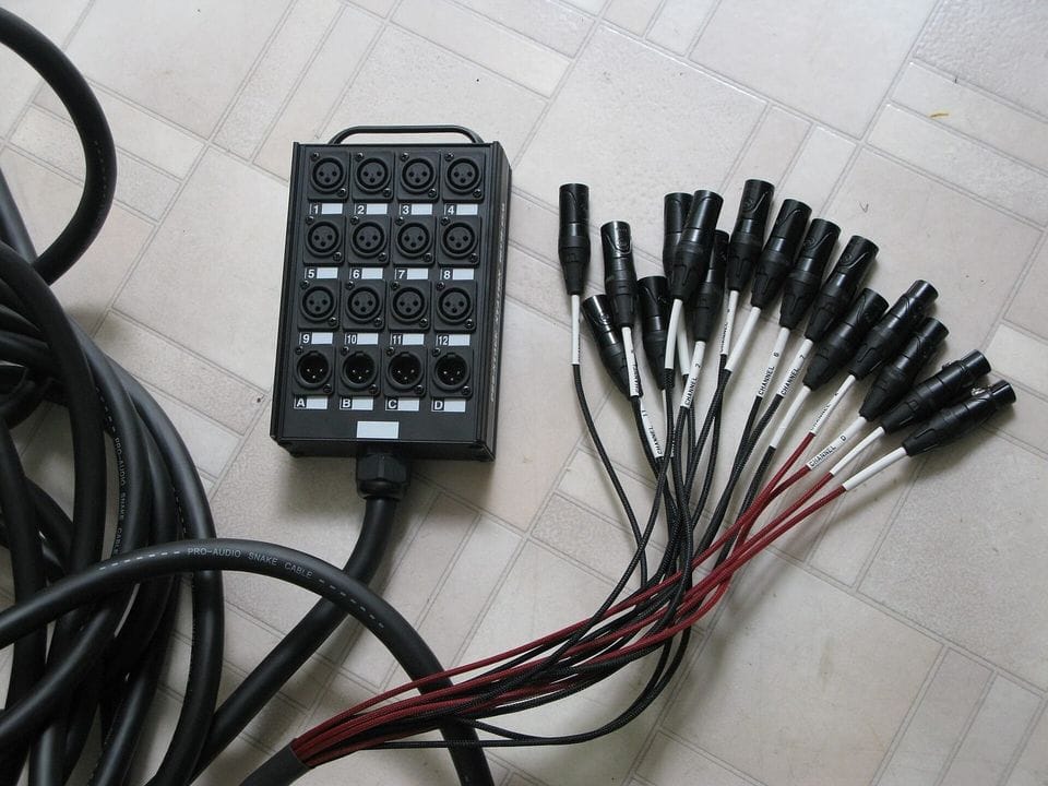 Cable multipar con conectores XLR y caja de conexiones sobre el suelo