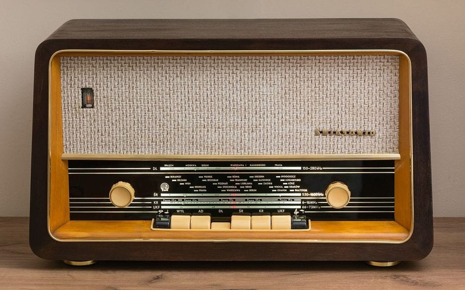 Radio de válvulas de madera con dial iluminado y dos mandos