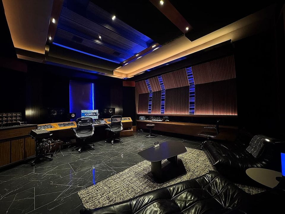 Sala de control de un estudio de grabación con paneles de madera y luz azul